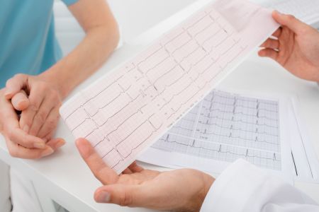 Die Aufzeichnung Ihres Elektrokardiogramms über einen längeren Zeitraum, in der Regel ca. 24 Stunden, eröffnet weitreichende Diagnosemöglichkeiten.